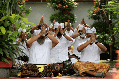 Sejumlah Umat Hindu Melakukan ritual saat mengikuti upacara Tawur Agung Kesanga di Pura Amerta Jati, Cinere, Depok, Jawa Barat, Rabu (2/3/2022).