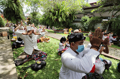 Sejumlah Umat Hindu Melakukan ritual saat mengikuti upacara Tawur Agung Kesanga di Pura Amerta Jati, Cinere, Depok, Jawa Barat, Rabu (2/3/2022).