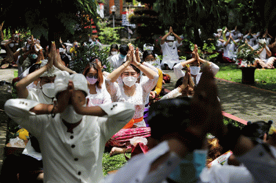 Sejumlah Umat Hindu Melakukan ritual saat mengikuti upacara Tawur Agung Kesanga di Pura Amerta Jati, Cinere, Depok, Jawa Barat, Rabu (2/3/2022).