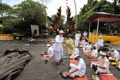 Sejumlah Umat Hindu Melakukan ritual saat mengikuti upacara Tawur Agung Kesanga di Pura Amerta Jati, Cinere, Depok, Jawa Barat, Rabu (2/3/2022).