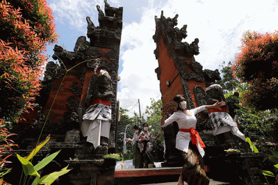 Sejumlah Umat Hindu Melakukan ritual saat mengikuti upacara Tawur Agung Kesanga di Pura Amerta Jati, Cinere, Depok, Jawa Barat, Rabu (2/3/2022).