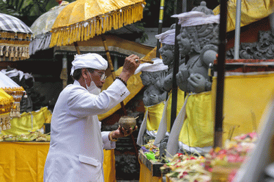 Sejumlah umat Hindu melaksanakan Upacara Tawur Agung Kesanga di Pura Aditya Jaya, Rawamangun, Jakarta Timur, Rabu (2/3/2022).