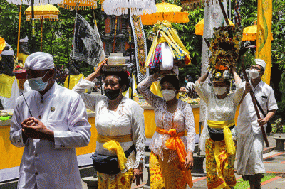 Sejumlah umat Hindu melaksanakan Upacara Tawur Agung Kesanga di Pura Aditya Jaya, Rawamangun, Jakarta Timur, Rabu (2/3/2022).