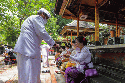 Sejumlah umat Hindu melaksanakan Upacara Tawur Agung Kesanga di Pura Aditya Jaya, Rawamangun, Jakarta Timur, Rabu (2/3/2022).