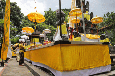 Sejumlah umat Hindu melaksanakan Upacara Tawur Agung Kesanga di Pura Aditya Jaya, Rawamangun, Jakarta Timur, Rabu (2/3/2022).