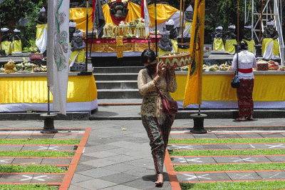 Sejumlah umat Hindu melaksanakan Upacara Tawur Agung Kesanga di Pura Aditya Jaya, Rawamangun, Jakarta Timur, Rabu (2/3/2022).