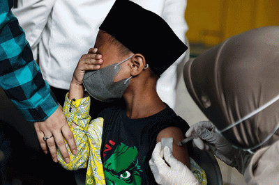 Ratusan murid SD Muhammadiyah 14 usia 6-11 tahun Palembang mengikuti vaksinasi Covid-19, Rabu (2/3/2022).