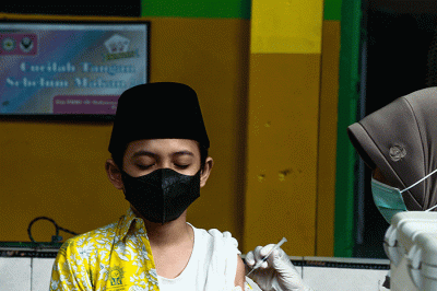 Ratusan murid SD Muhammadiyah 14 usia 6-11 tahun Palembang mengikuti vaksinasi Covid-19, Rabu (2/3/2022).