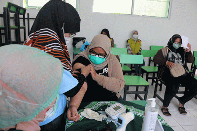 Antusias warga mengikuti Vaksin booster di lingkungan SMK Syahid Cilincing, Jakarta, Rabu (2/3/2022).
