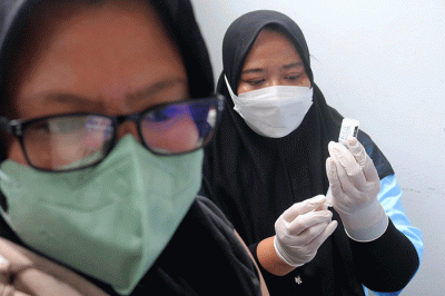 Antusias warga mengikuti Vaksin booster di lingkungan SMK Syahid Cilincing, Jakarta, Rabu (2/3/2022).