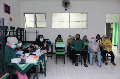 Antusias warga mengikuti Vaksin booster di lingkungan SMK Syahid Cilincing, Jakarta, Rabu (2/3/2022).