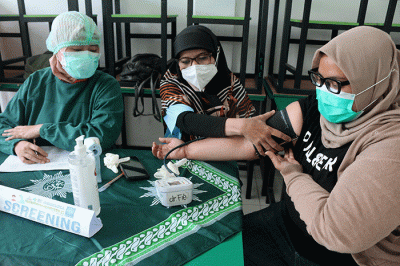 Antusias warga mengikuti Vaksin booster di lingkungan SMK Syahid Cilincing, Jakarta, Rabu (2/3/2022).