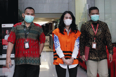 Tersangka Direktur PT Vidi Citra Kencana (VCK) Ivana Kwelju, ditahan usai menjalani pemeriksaan di Gedung KPK Merah Putih, Jakarta, Rabu (3/2/2022).