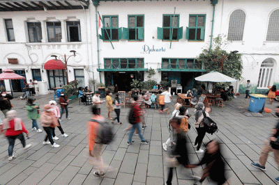 Pengunjung memadati wisata Kota Tua, Jakarta, Kamis (3/3/2022).