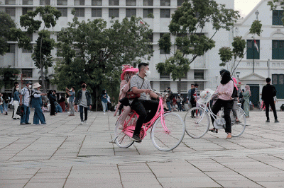 Pengunjung memadati wisata Kota Tua, Jakarta, Kamis (3/3/2022).