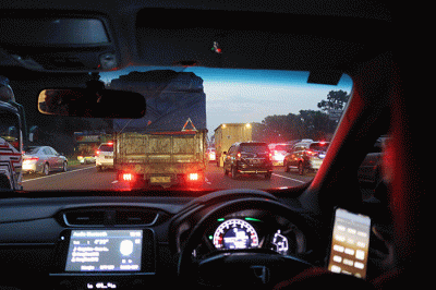 Suasana lalu lintas di jalan Tol Jakarta-Cikampek, Jawa barat, Kamis (3/3/2022).