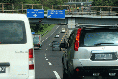 Suasana lalu lintas di jalan Tol Jakarta-Cikampek, Jawa barat, Kamis (3/3/2022).