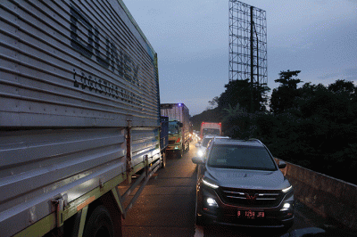 Suasana lalu lintas di jalan Tol Jakarta-Cikampek, Jawa barat, Kamis (3/3/2022).