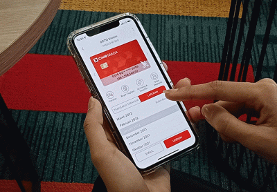Nasabah mengakses e-statement atau catatan mutasi rekening dalam bentuk salinan digital di Super App OCTO Mobile dari CIMB Niaga di Jakarta.