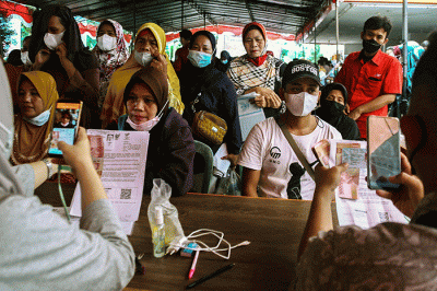 Antrean Warga saat mencairakan dana Bantuan Sosial Sembako (BSS) di Kantor Pos Jalan Merdeka Palembang, Kamis (3/3/2022).