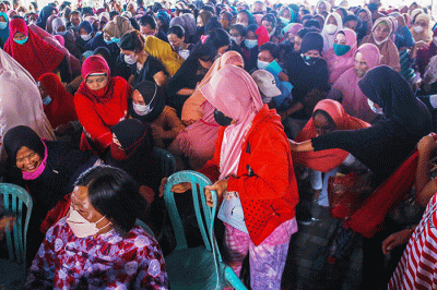 Antrean Warga saat mencairakan dana Bantuan Sosial Sembako (BSS) di Kantor Pos Jalan Merdeka Palembang, Kamis (3/3/2022).