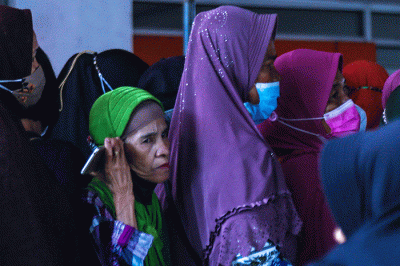 Antrean Warga saat mencairakan dana Bantuan Sosial Sembako (BSS) di Kantor Pos Jalan Merdeka Palembang, Kamis (3/3/2022).