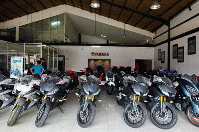 Sales menawarkan motor ke calon konsumen di salah satu dealer motor di kawasan Cibubur, Jakarta Timur, Kamis (3/3/2022).