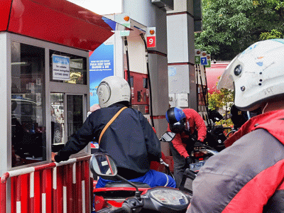 Pengendara motor mengisi BBM di SPBU kawasan Jakarta Timur, Kamis (3/3/2022).