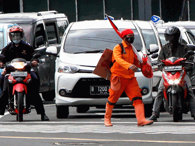 Jejen Sujana anggota PPSU yang diberhentikan berjalan kaki untuk menemui Gubernur DKI Jakarta Anies Baswedan di Balai Kota, Jakarta Pusat, Rabu (2/3/2022).