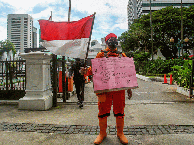 Jejen Sujana anggota PPSU yang diberhentikan berjalan kaki untuk menemui Gubernur DKI Jakarta Anies Baswedan di Balai Kota, Jakarta Pusat, Rabu (2/3/2022).