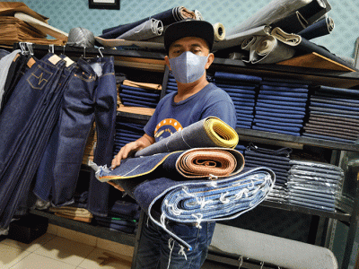Penjual saat menyelesaikan pembuatan celana custom dan memasarkannya secara online di toko nyoel jeans, Jakarta Barat, Kamis (3/3/2022).