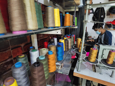 Penjual saat menyelesaikan pembuatan celana custom dan memasarkannya secara online di toko nyoel jeans, Jakarta Barat, Kamis (3/3/2022).