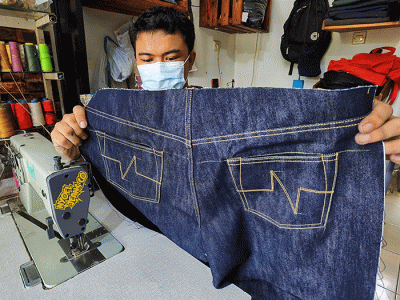 Penjual saat menyelesaikan pembuatan celana custom dan memasarkannya secara online di toko nyoel jeans, Jakarta Barat, Kamis (3/3/2022).