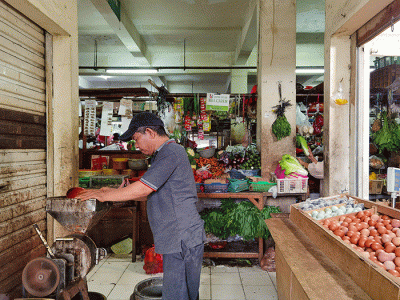 Suasana para pedagang kebutuhan pokok di Pasar Pos Pengumben, Jakarta Barat, Jumat, (4/3/2022).