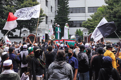 Massa berunjuk rasa di depan Gedung Kementerian Agama, Jakarta Pusat, Jumat (4/3/2022).