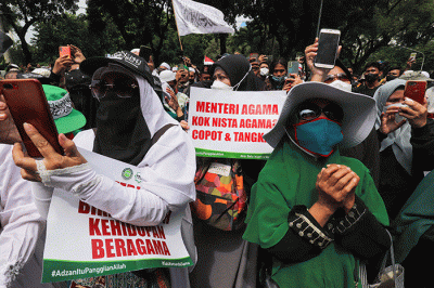 Massa berunjuk rasa di depan Gedung Kementerian Agama, Jakarta Pusat, Jumat (4/3/2022).