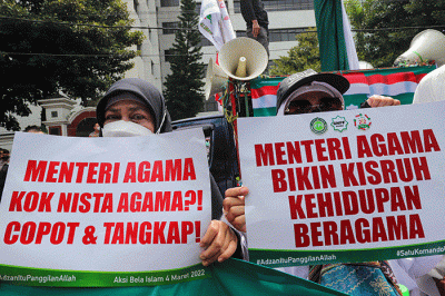 Massa berunjuk rasa di depan Gedung Kementerian Agama, Jakarta Pusat, Jumat (4/3/2022).