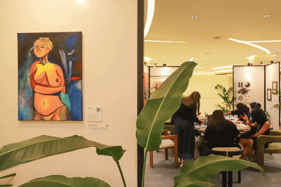 Pengunjung melihat satu karya yang ditampilkan dalam pameran Bosombarter di Pacific Place, Jakarta Selatan, Jumat (4/3/2022).