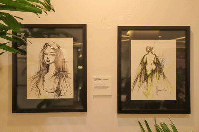 Pengunjung melihat satu karya yang ditampilkan dalam pameran Bosombarter di Pacific Place, Jakarta Selatan, Jumat (4/3/2022).