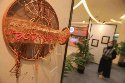 Pengunjung melihat satu karya yang ditampilkan dalam pameran Bosombarter di Pacific Place, Jakarta Selatan, Jumat (4/3/2022).