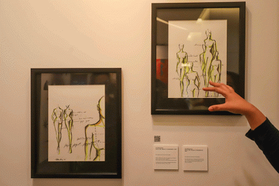 Pengunjung melihat satu karya yang ditampilkan dalam pameran Bosombarter di Pacific Place, Jakarta Selatan, Jumat (4/3/2022).