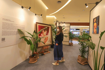 Pengunjung melihat satu karya yang ditampilkan dalam pameran Bosombarter di Pacific Place, Jakarta Selatan, Jumat (4/3/2022).