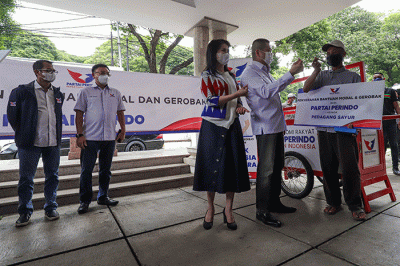 Penyerahan bantuan berupa modal dan gerobak dari Partai Perindo di kantor DPP Partai Perindo, Jakarta Pusat, Jumat (4/3/2022).