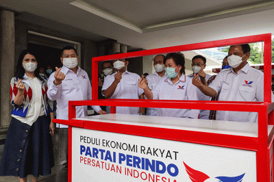 Penyerahan bantuan berupa modal dan gerobak dari Partai Perindo di kantor DPP Partai Perindo, Jakarta Pusat, Jumat (4/3/2022).