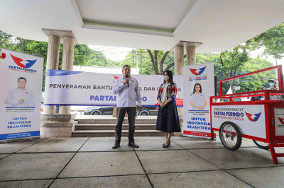 Penyerahan bantuan berupa modal dan gerobak dari Partai Perindo di kantor DPP Partai Perindo, Jakarta Pusat, Jumat (4/3/2022).
