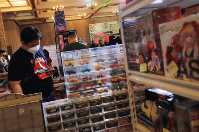 Pengunjung melihat mainan yang di jual dalam acara Jakarta Toys & Comics Fair 2022 di Balai Sudirman, Jakarta Selatan, Sabtu (5/3/2022).