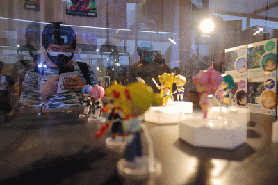 Pengunjung melihat mainan yang di jual dalam acara Jakarta Toys & Comics Fair 2022 di Balai Sudirman, Jakarta Selatan, Sabtu (5/3/2022).