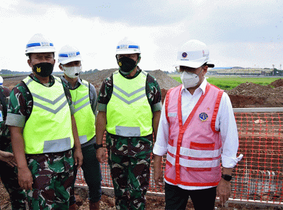 Kasau Marsekal TNI Fadjar Prasetyo, mendampingi Menteri Perhubungan Budi Karya Sumadi meninjau revitalisasi Lanud Halim Perdanakusuma, Jakarta.