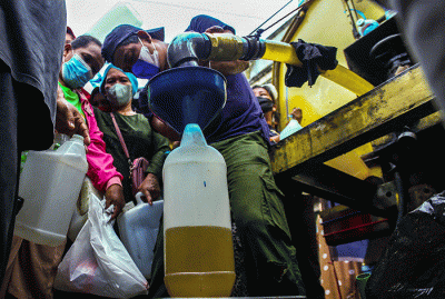 Sebanyak 22 ton minyak goreng kemasan dan curah dijual Dinas Perdagangan Sumsel bekerjasama dengan pihak terkait pada operasi pasar minyak goreng.