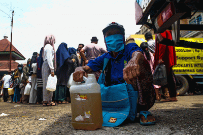 Sebanyak 22 ton minyak goreng kemasan dan curah dijual Dinas Perdagangan Sumsel bekerjasama dengan pihak terkait pada operasi pasar minyak goreng.